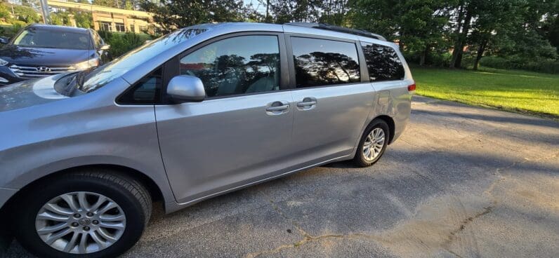 
								Toyota Sienna 2012 XLE full									