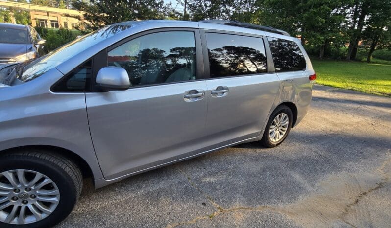 
								Toyota Sienna 2012 XLE full									