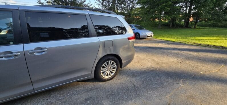 
								Toyota Sienna 2012 XLE full									