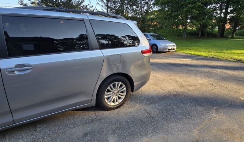 
								Toyota Sienna 2012 XLE full									