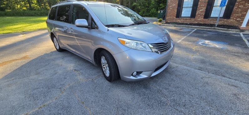 
								Toyota Sienna 2012 XLE full									