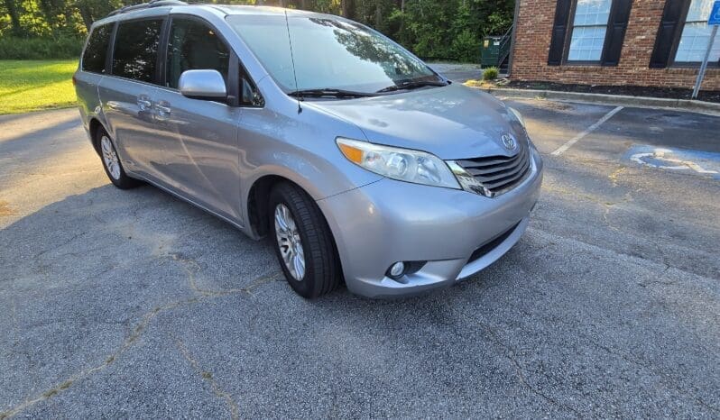 
								Toyota Sienna 2012 XLE full									