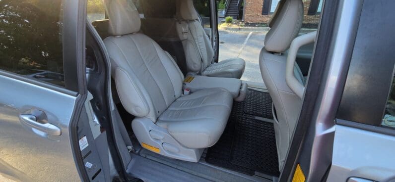 
								Toyota Sienna 2012 XLE full									