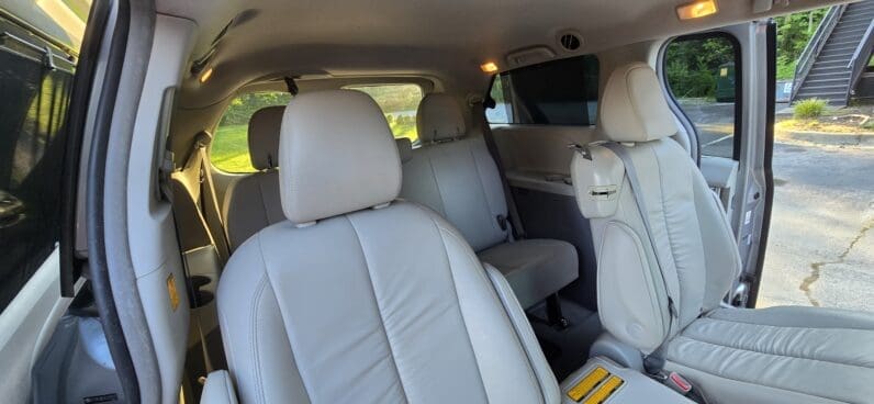 
								Toyota Sienna 2012 XLE full									