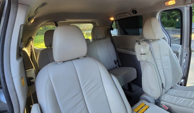 
								Toyota Sienna 2012 XLE full									