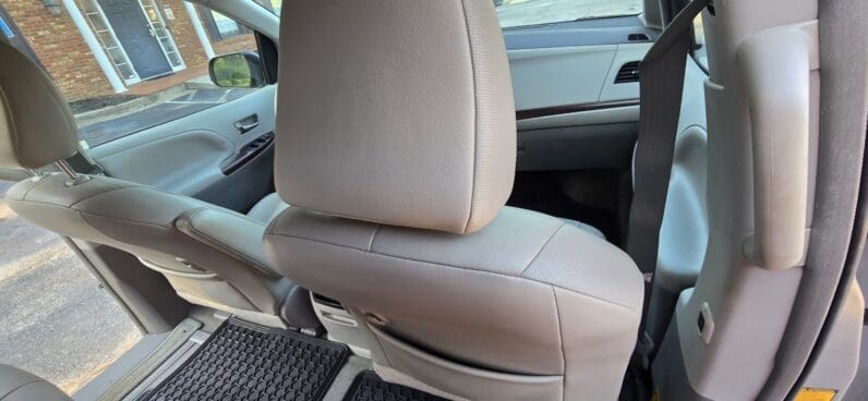 
								Toyota Sienna 2012 XLE full									