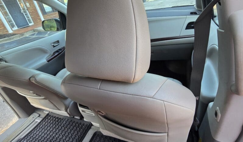 
								Toyota Sienna 2012 XLE full									