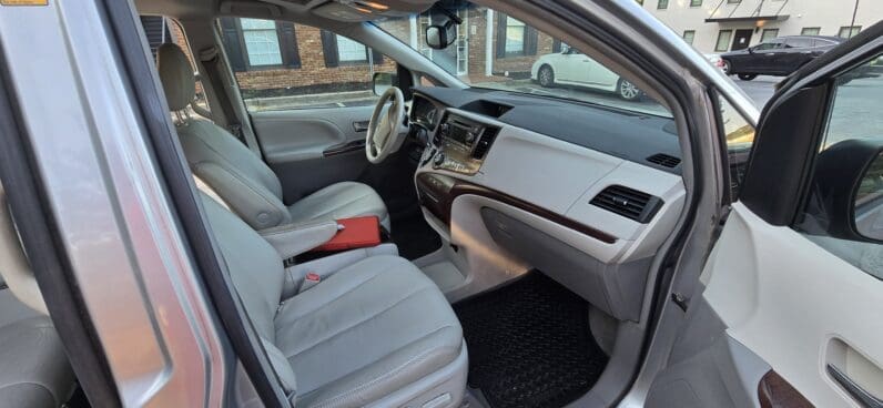 
								Toyota Sienna 2012 XLE full									