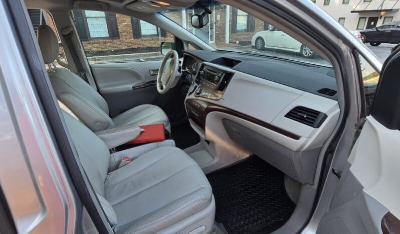 
								Toyota Sienna 2012 XLE full									