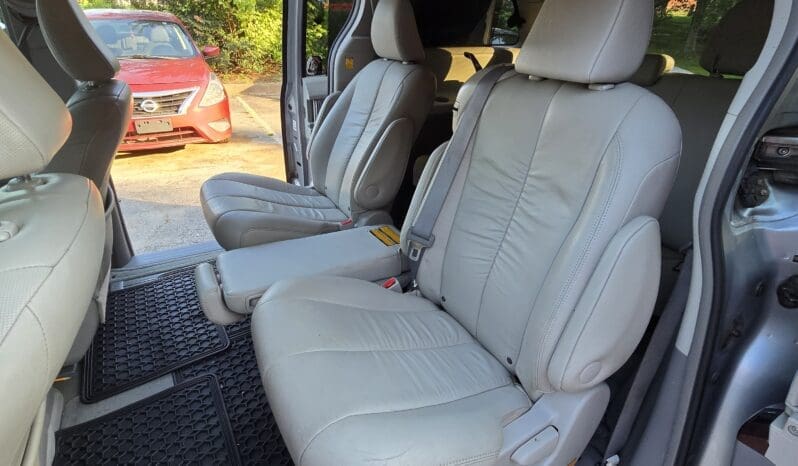 
								Toyota Sienna 2012 XLE full									