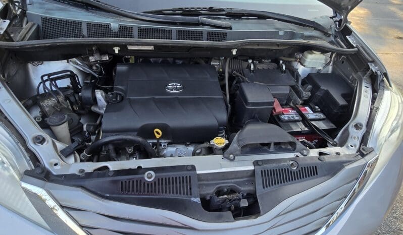 
								Toyota Sienna 2012 XLE full									
