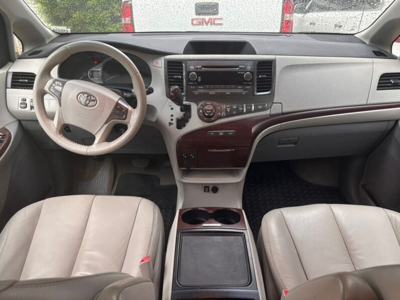 
								Toyota Sienna 2012 XLE full									