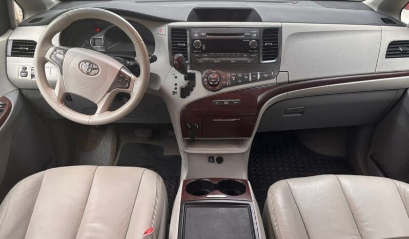 
								Toyota Sienna 2012 XLE full									
