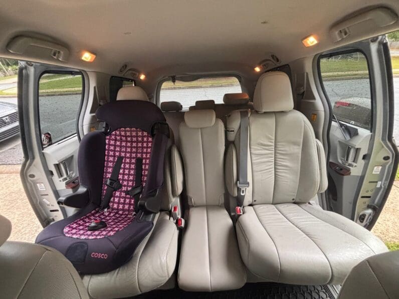 
								Toyota Sienna 2012 XLE full									