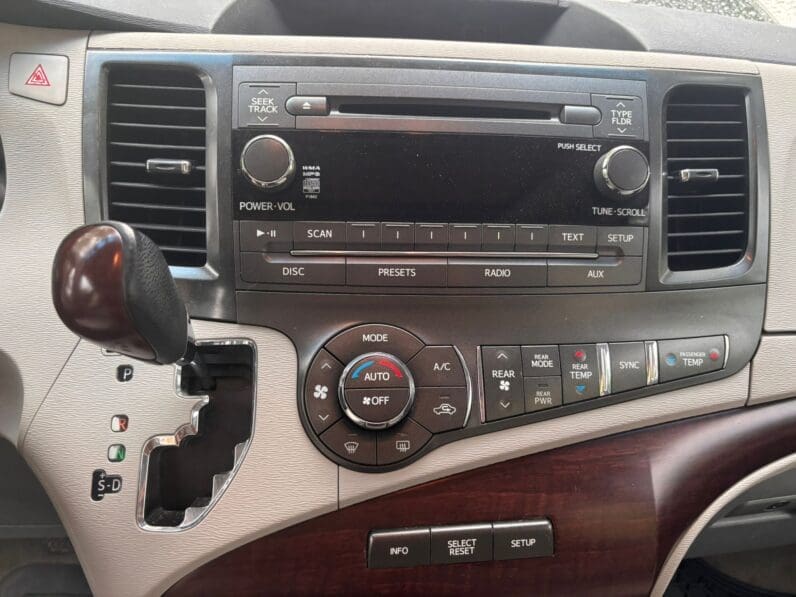 
								Toyota Sienna 2012 XLE full									