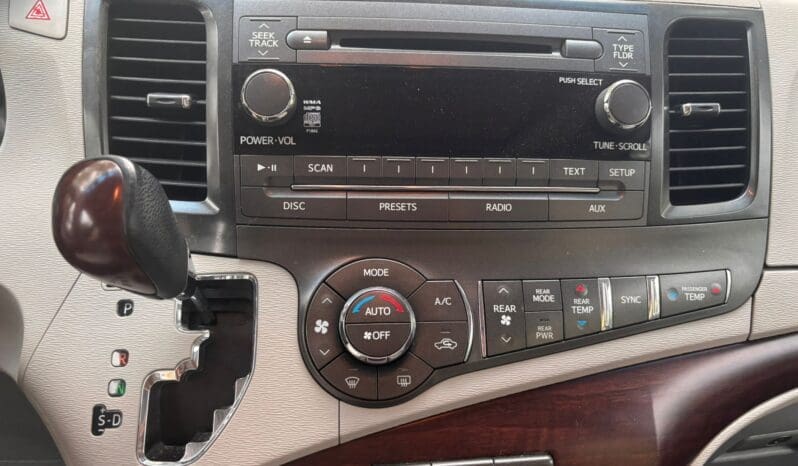 
								Toyota Sienna 2012 XLE full									